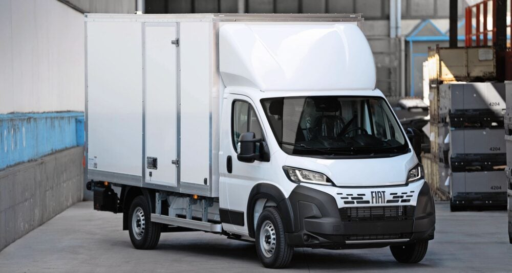 Neu im Angebot von Stellantis Pro One ist die Cargo Box, ein mit Türen und Hebebühne konfigurierbarer Standard-Kofferaufbau ab Werk, und zwar auch als BEV-Version.