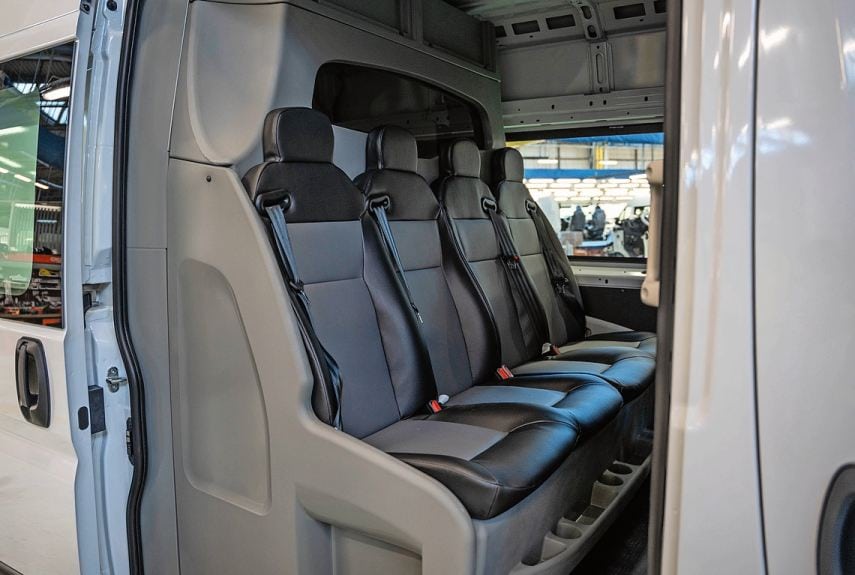 In der ebenfalls in Atessa umgerüsteten Crew Cab finden in der zweiten Sitzreihe vier weitere Personen Platz.