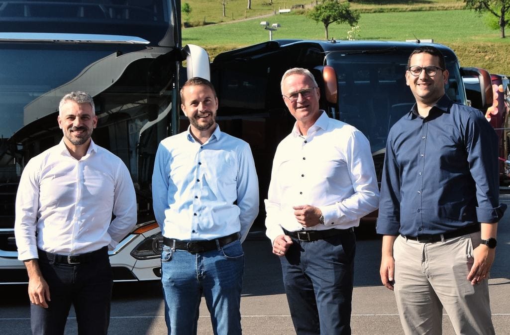 Sie empfingen die Gäste (von links): Domenico Ciancio (Leiter Vertrieb Linienbus), Sylvain Dellsperger (Leiter Customer Services & Parts), Dirk Schmelzer (CEO), und Boris Vajagic (Leiter Vertrieb). Die letzten drei sind Mitglieder der Geschäftsleitung.