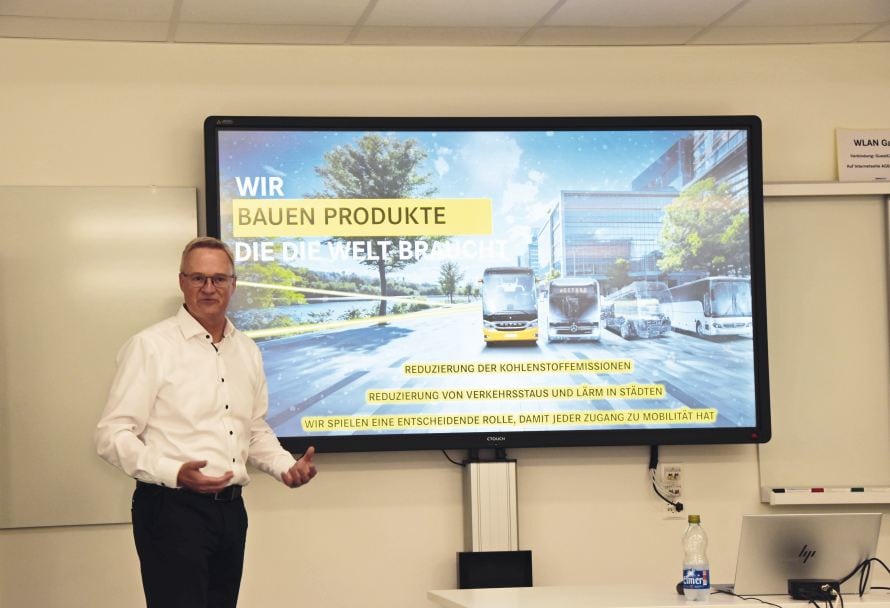 CEO Dirk Schmelzer präsentiert die Strategie von Daimler Buses.
