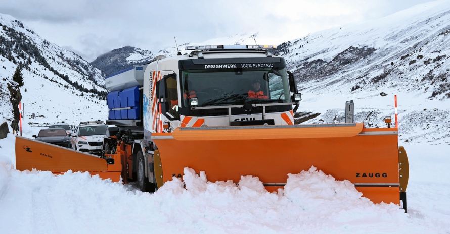 Trotz der extremen Bedingungen mit Schneehöhen bis 35 cm Nassschnee meisterte das Fahrzeug den Test auf dem Flüelapass erfolgreich.