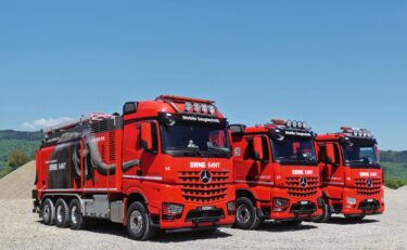 Drei der fünf neueren Mercedes-Benz Arocs Saugbagger der Ernefant AG treffen sich für unseren Fototermin in Münchwilen AG.
