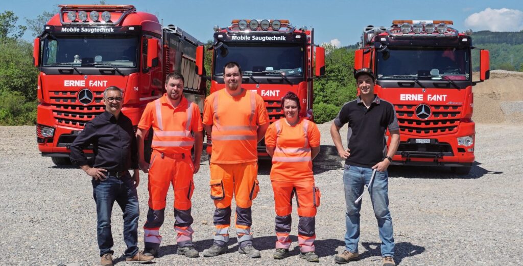 Ein Teil des Ernefant-Teams (von links): CEO Christian Rösch, die Chauffeure Martin Weiss, Pascal Bruder und Karin Hardegger sowie Rodrigo Gaspar Branco, Leiter Werkstätten und Betriebsmittel
