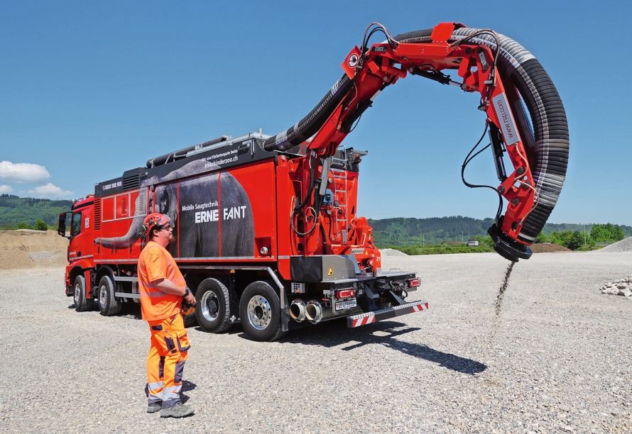 Per Fernsteuerung wird der Saugarm ausgefahren und in Position gebracht. Auch der Lkw kann auf diese Art manövriert werden.