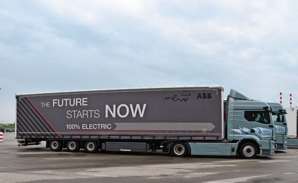 Die Serienproduktion des MAN eTruck ist gestartet, erste Fahrzeuge sind nun auf der Strasse anzutreffen.