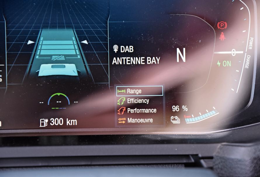 Nebst den drei Fahrmodi gibt es mit Manoeuvre einen Modus, um das Rangieren zu erleichtern.