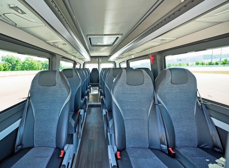 … wie Minibusse unterschiedlichen Ausbaukomforts von Altas.