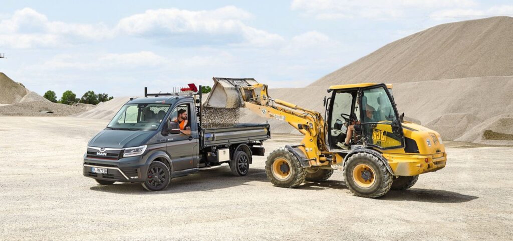 Neuster Zugang im Aufbauangebot ab Werk ist der Drei-Seiten-Kipper Trigenius von Meiller.