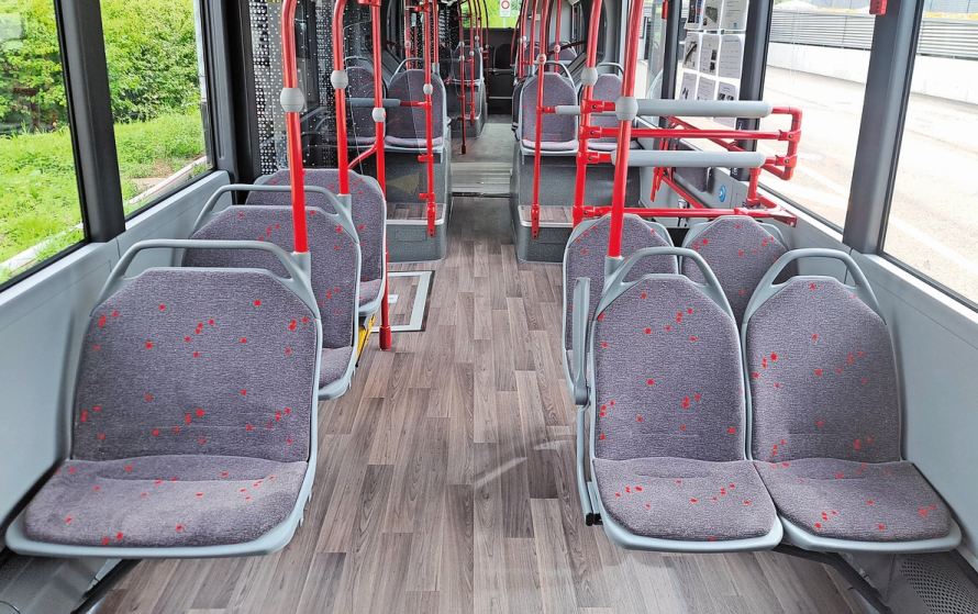 Der Passagierraum im Trimm der Freiburgischen Verkehrsbetriebe und schickem Parkettlaminat.