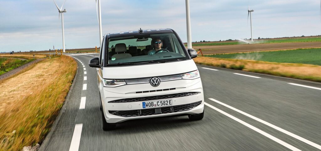 Volkswagen Nutzfahrzeuge hat für den Multivan (Bild) und California einen neuen Plug-in-Hybrid-Allradantrieb entwickelt.