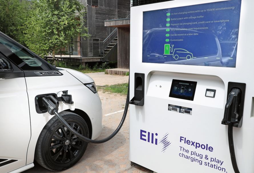Weitere Premiere: Dank 196-kWh-Batterie ermöglicht die Elli Flexpole schnelles Laden auch bei schwachem Netz.