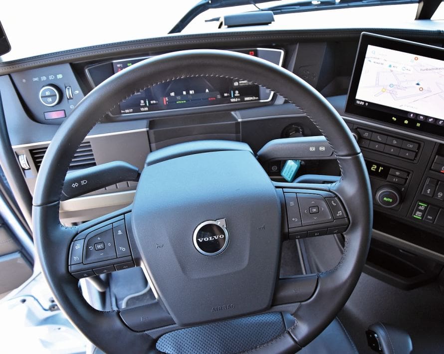 Das Cockpit im FH Aero ist dem Fahrer zugewandt, dies geht zulasten des Platzes beim Beifahrer.