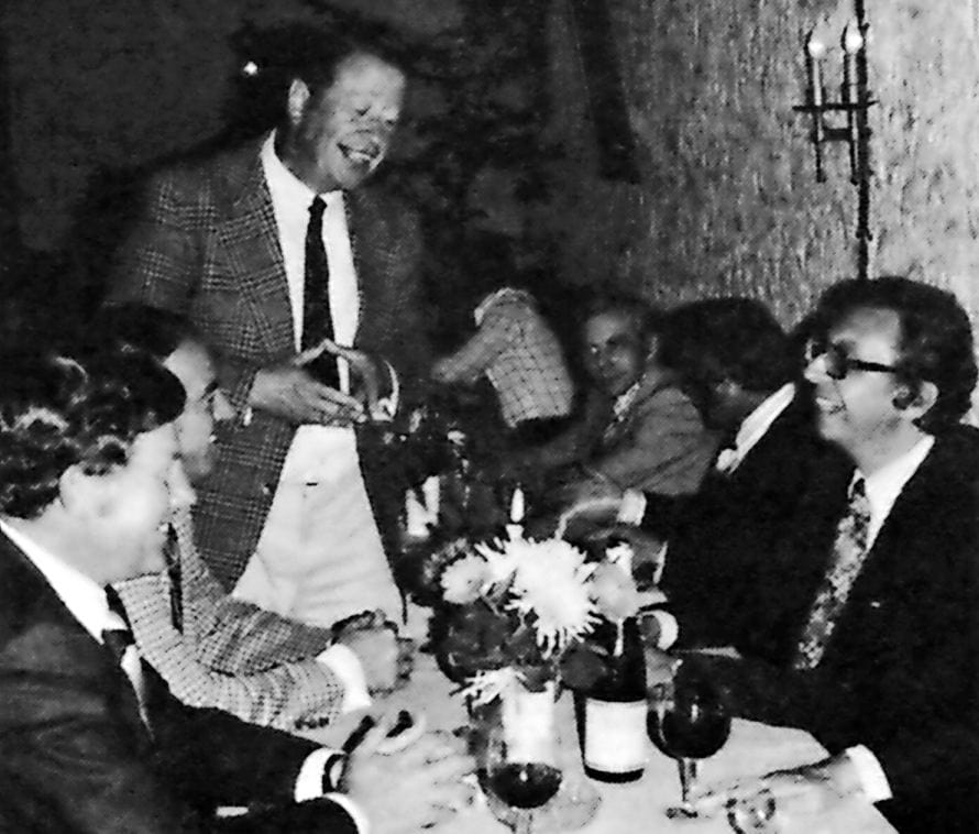 Hämmerli-Pressechef Erich Hürzeler (stehend) während einer Chauffeur-Reise in das Werk Ulm Donautal.