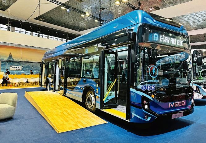 Der Iveco E-Way ist ein vollelektrischer Stadtbus mit sechs Batteriepacks mit insgesamt 416 kWh Kapazität.