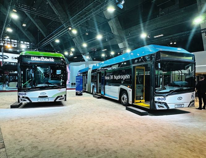 Der Solaris Urbino 18 Hydrogen (rechts) darf den Titel «Bus of the Year 2025» tragen. Gewählt wurde er 2024.