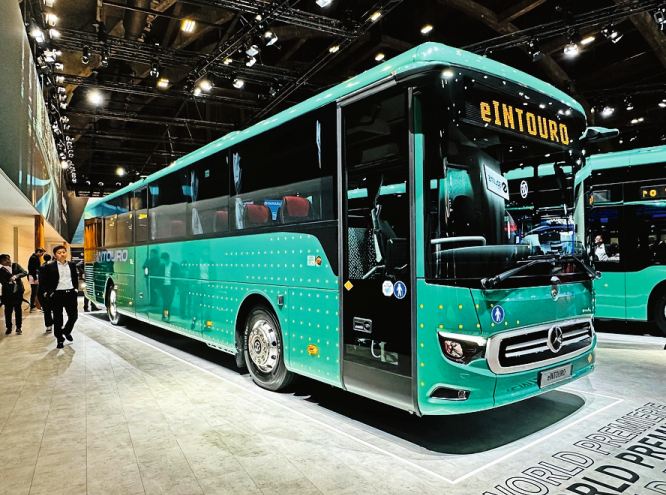 Der erste batterieelektrische Überlandbus eIntouro von Daimler Buses ist als 12- und 13-m-Version erhältlich.