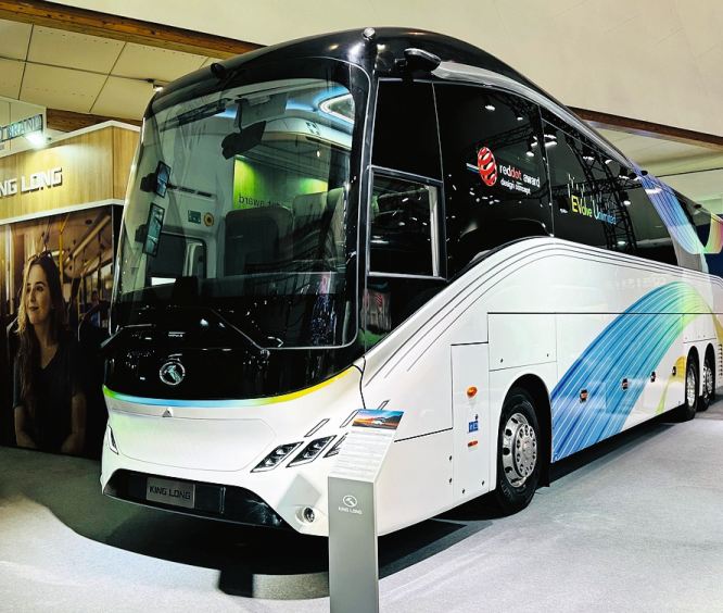 Auch der chinesische Hersteller King Long präsentiert einen vollelektrischen Reisebus mit 704 kWh Batteriekapazität.
