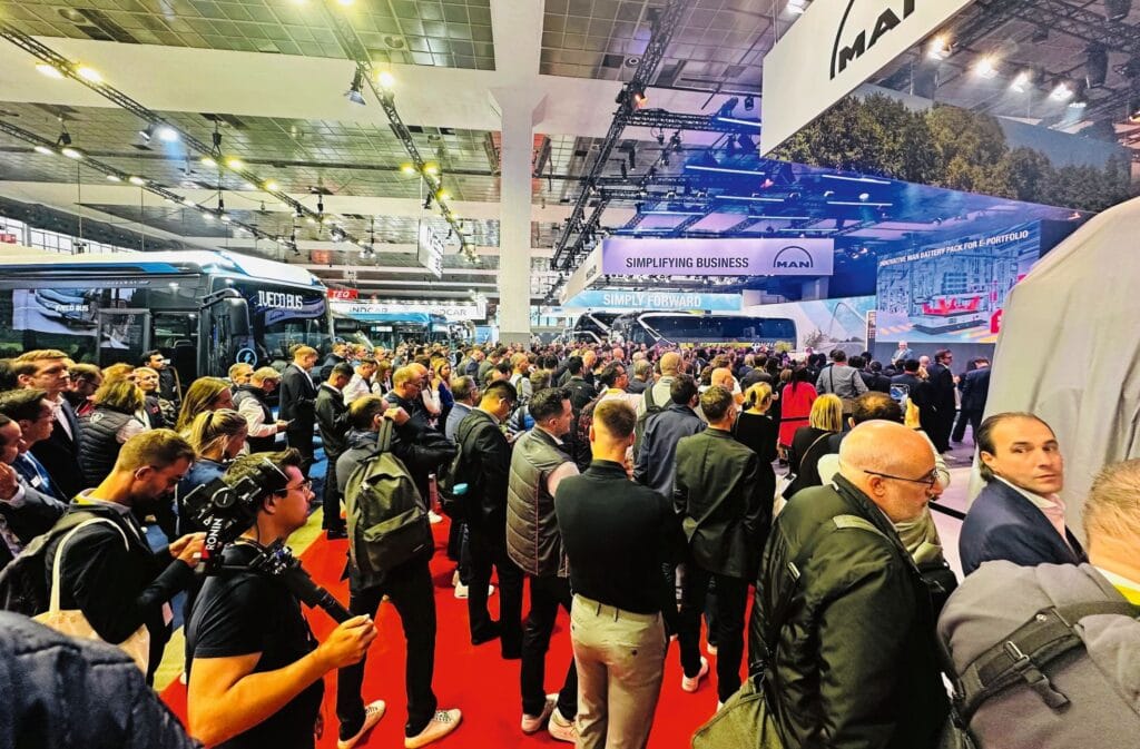 Das Interesse am vollelektrischen MAN Lion's Coach E (ganz rechts, noch abgedeckt) war riesig, vor allem auch bei den Besuchern aus Fernost.