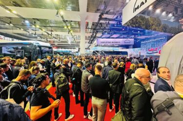 Das Interesse am vollelektrischen MAN Lion's Coach E (ganz rechts, noch abgedeckt) war riesig, vor allem auch bei den Besuchern aus Fernost.