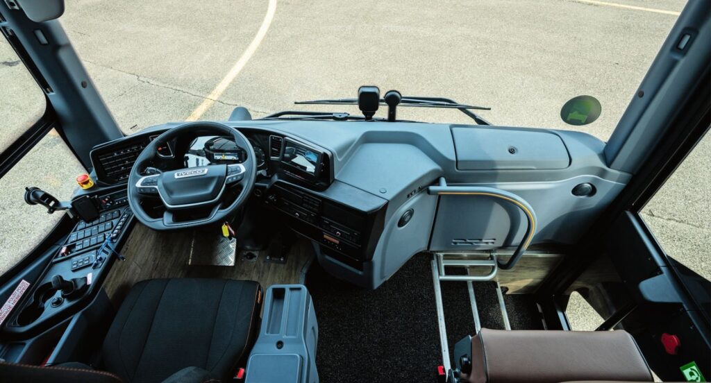 Der Fahrerplatz im Iveco Evadys ist schlicht gehalten und unterscheidet sich kaum vom Linienbus Crossway.