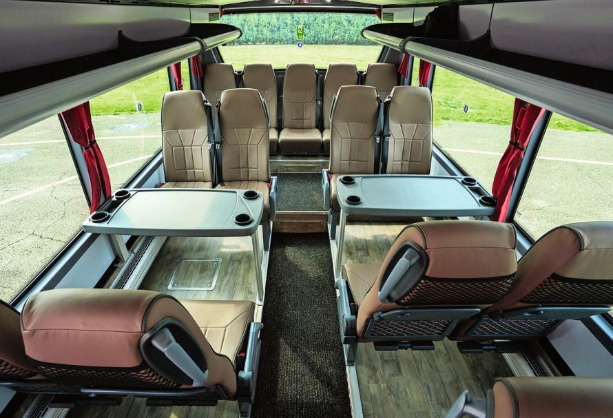 Zwei Viererkombinationen mit Tischen ermöglichen kurzweiliges Reisen.