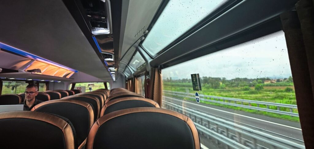 Mit der zusätzlichen Fensterreihe über den Seitenscheiben bietet auch der Gangplatz eine bessere Sicht nach aussen.