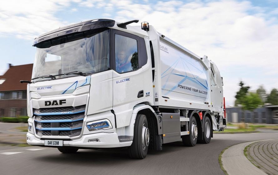 Der Abfallsammler lässt sich dank gelenkter Nachlaufachse spielend um enge Ecken und Kreisel manövrieren.