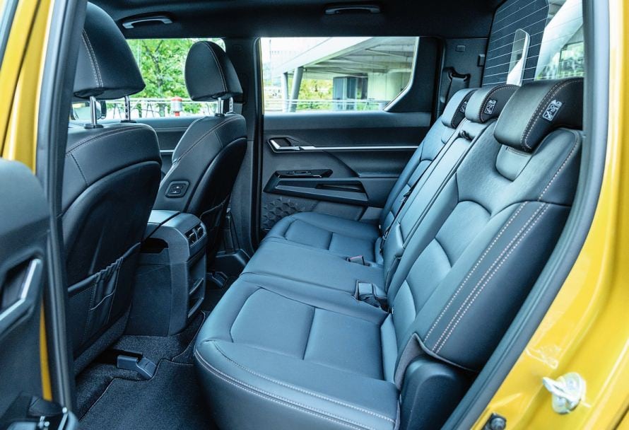 Weil der Musso EV auf der Plattform des SUV Torres EVX basiert, bietet die Doppelkabine ganz schön Platz.