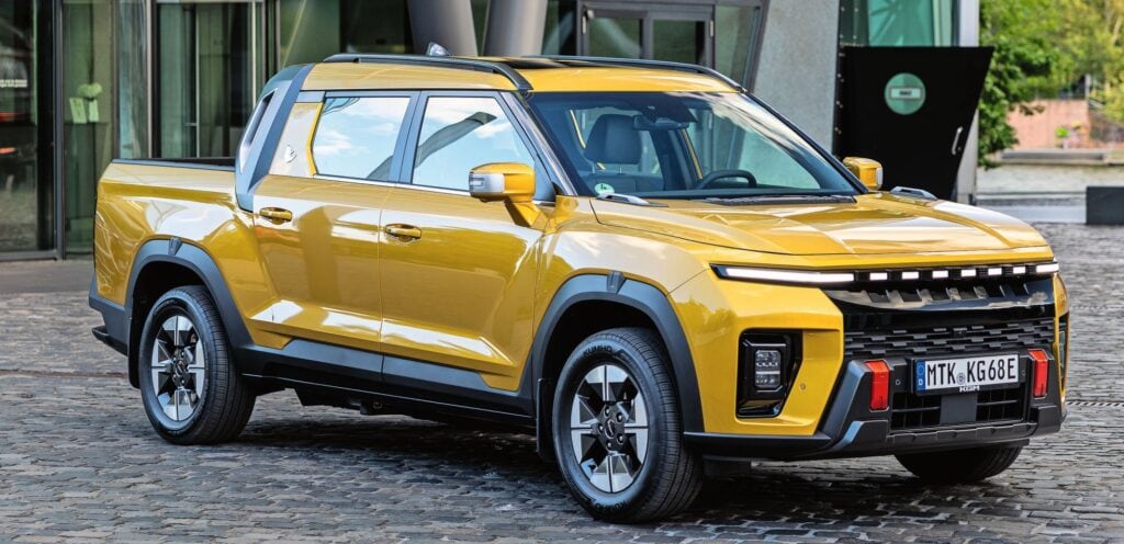 Der Elektro-Pick-up misst 5,16 Meter in der Länge, der Radstand beträgt trotz EV-Architektur günstige 3,15 Meter.