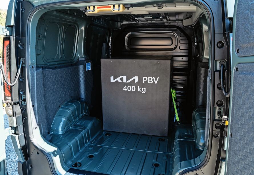 Um eine tiefe Ladekante zu erreichen, nutzt Kia eine Senke mit Platz für eine Europalette zwischen den Radhäusern.