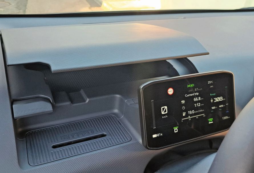 Die Klappe zur praktischen Ablage hinter dem Lenkrad ist so konstruiert, dass sie nicht unbeabsichtigt das Blickfeld stört.