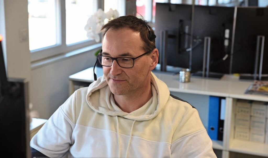 Geschäftsführer Stefan Oehninger (hier am Dispo-Pult) wollte mit dem Test herausfinden, wie sich ein Elektro-Lkw in den Betrieb eines Container-Transportunternehmens integrieren lässt. Ende des Jahres erhält die Oehninger AG nun ihre eigenen zwei MAN eTGX.