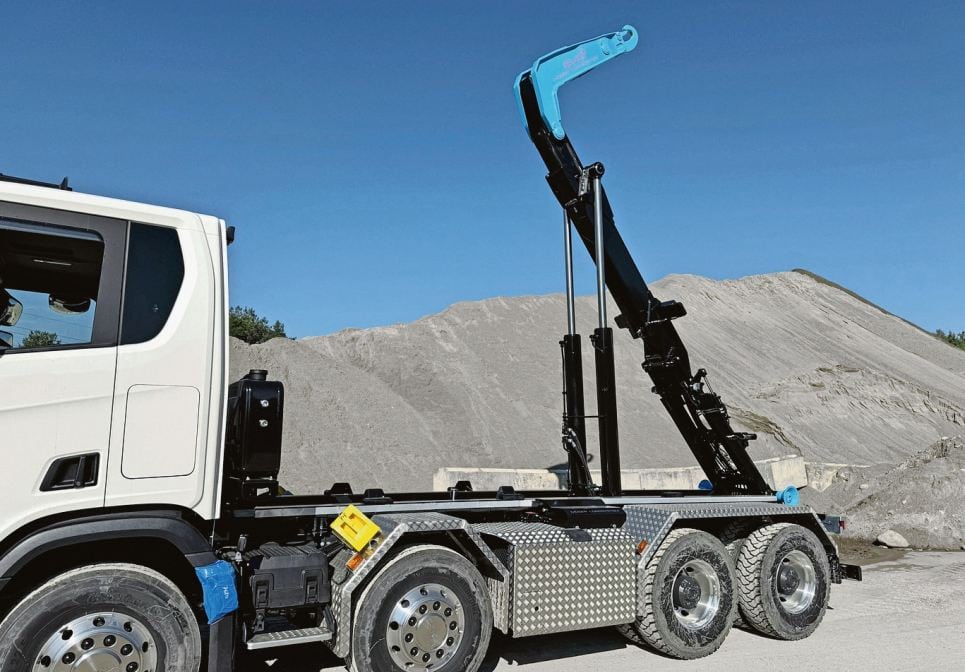 Die einzigartige Konstruktion mit Lagerung der Hauptzylinder vor dem Doppelachsaggregat optimieren die Kippstabilität seit 21 Jahren.