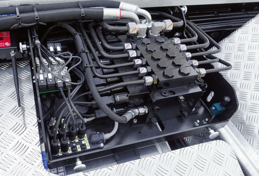 Die Form des (hier abgedeckten) Geräteträgers minimiert Anpassungsarbeiten am Chassis beim Aufbau.