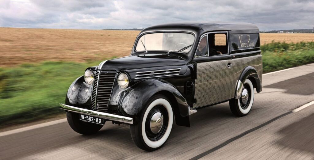 Elegant auch hinter dem Lenkrad, dank Integralchassis und Einzelradaufhängung vorn: Renault Juvaquatre.