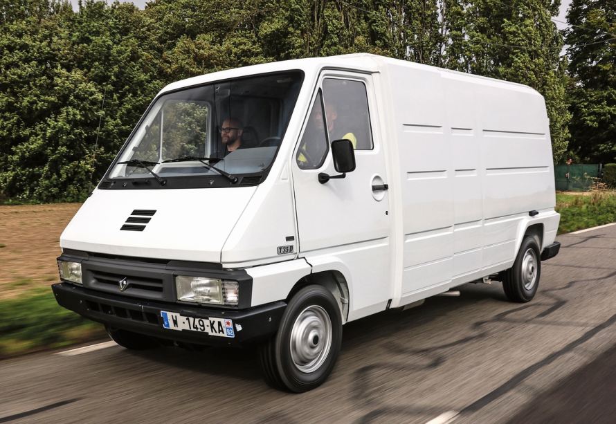Die erste Generation des Renault Master war ganz im Stil des damals dominierenden Boxdesigns Anfang der 1980er-Jahre gezeichnet.