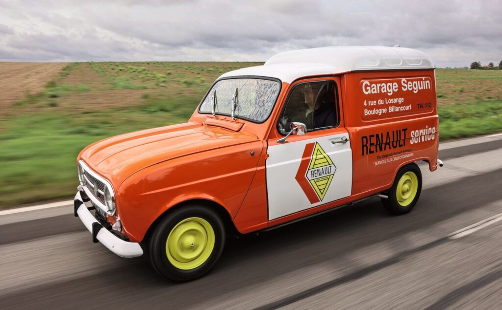 Im Renault 4 fühlt man sich ganz mini. Die mittige Revolverschaltung möchte mit viel Gefühl bedient werden.