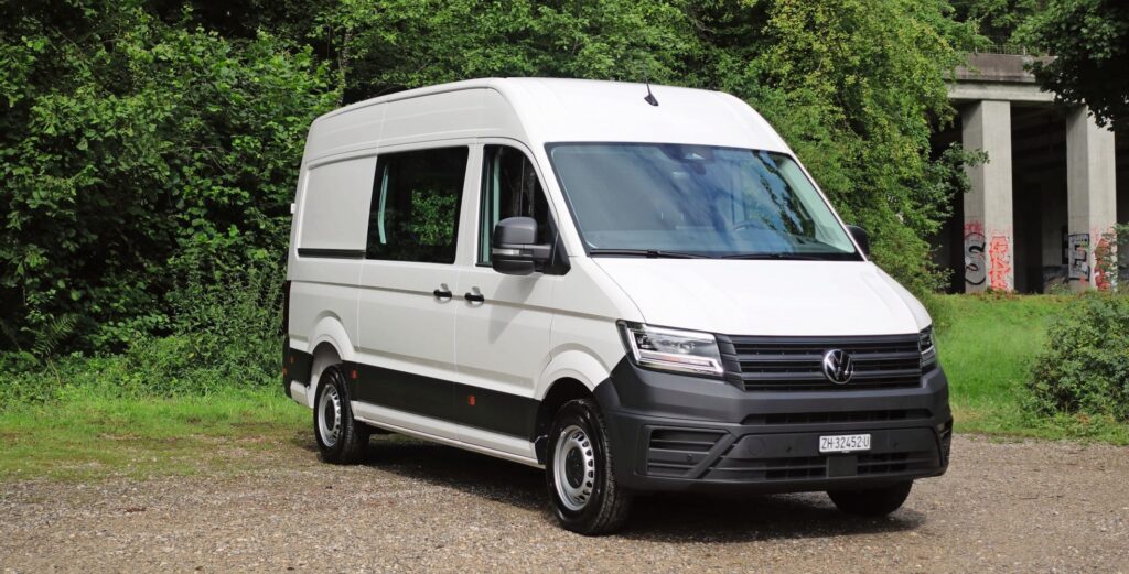 Der VW Crafter mit neuem Innenleben überzeugt mit neuen Fahrassistenten, erstklassigem Handling und wertigem Cockpit.