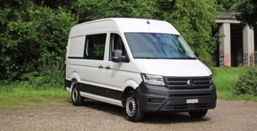 Der VW Crafter mit neuem Innenleben überzeugt mit neuen Fahrassistenten, erstklassigem Handling und wertigem Cockpit.