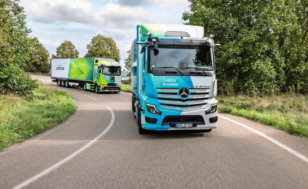 Kundinnen und Kunden des eActros können neu zwischen zwei Fahrerhäusern wählen: dem etwas günstigeren und leichteren L-Fahrerhaus mit niedrigerem Einstieg (vorn) oder der aerodynamisch verbesserten, grösseren ProCabin (hinten).