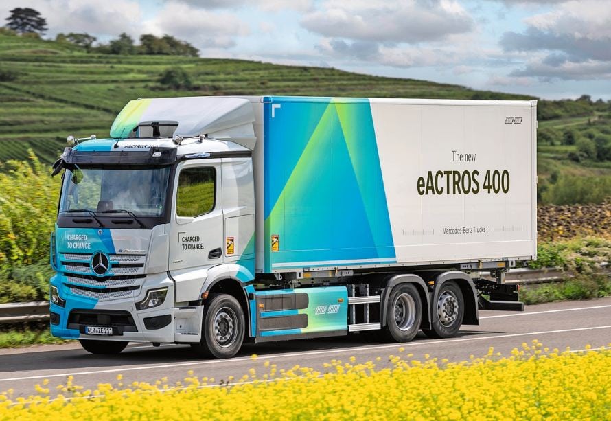 Der eActros 400 mit zwei Batteriepaketen bietet zwar weniger Reichweite als der eActros 600, dafür mehr Nutzlast.