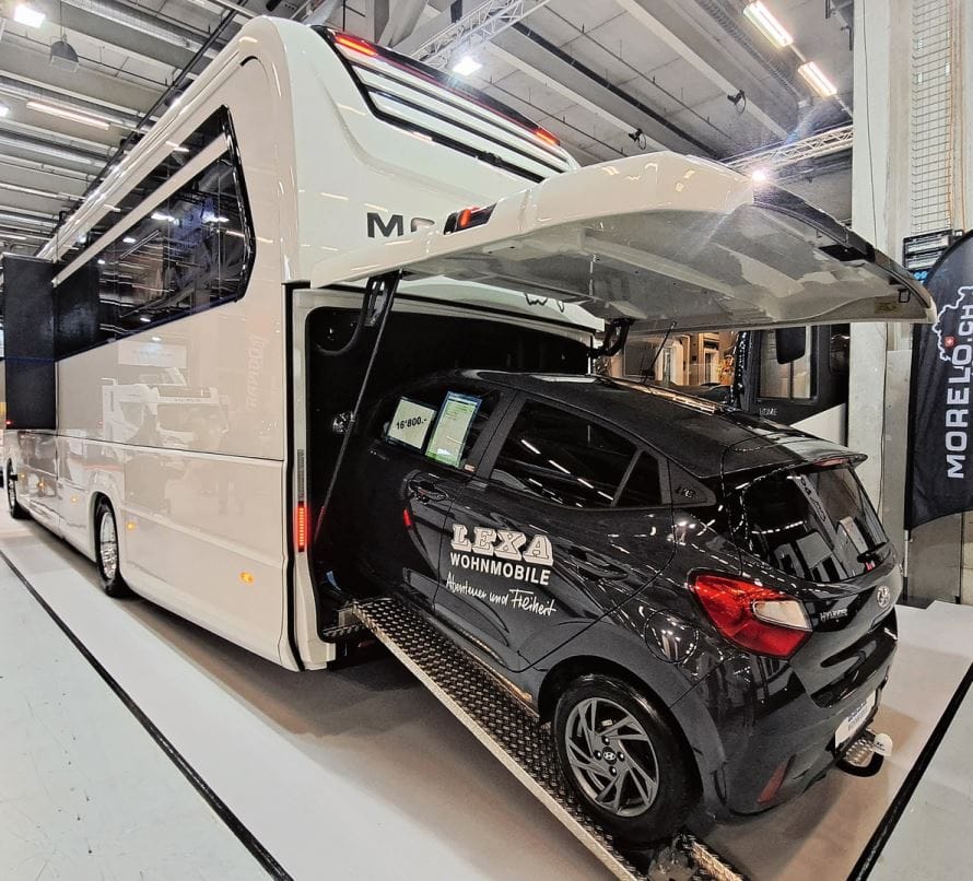 Im «Kofferraum» des Morelo Grand Empire findet ein Kleinwagen Platz. So bleibt man stets auch vor Ort mobil.