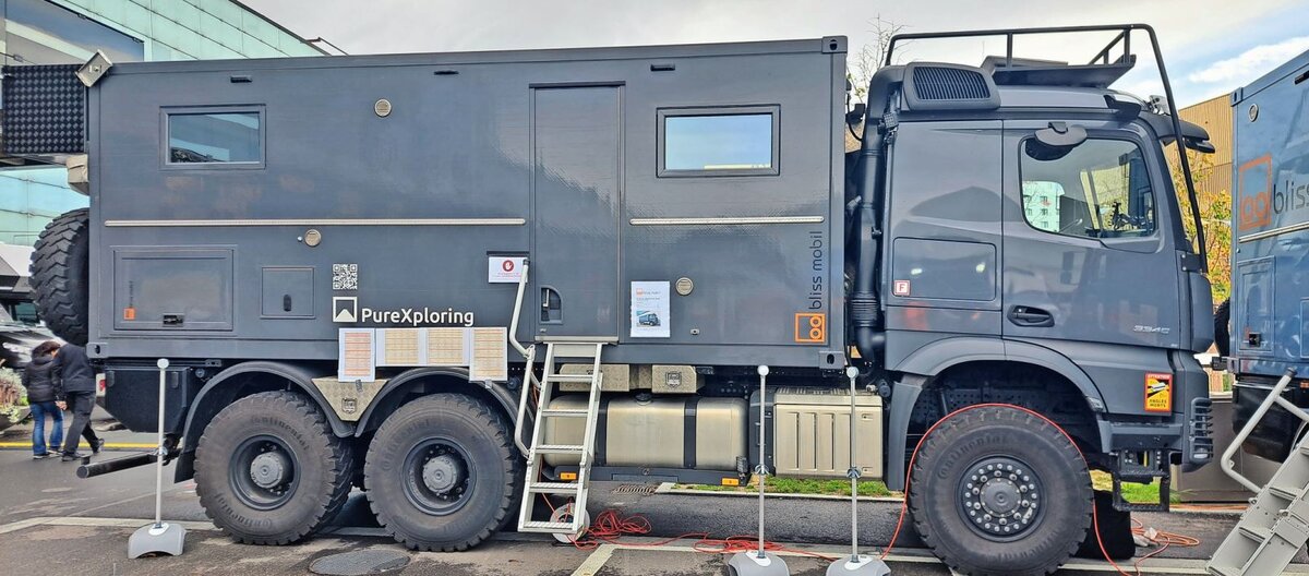 20-Fuss-Containeraufbau von Bliss Mobil auf Mercedes-Benz Arocs 6×6