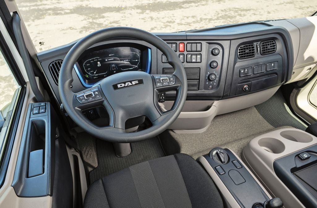 Das Cockpitdesign stammt noch vom Vorgänger LF und wurde mit dem 12-Zoll-Digitaldisplay modernisiert.