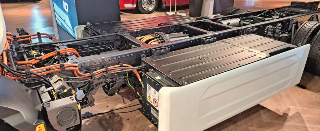 Der kompakte EX-M2-Motor wird mittig im Rahmen platziert, flankiert von einem oder zwei Batteriepacks.