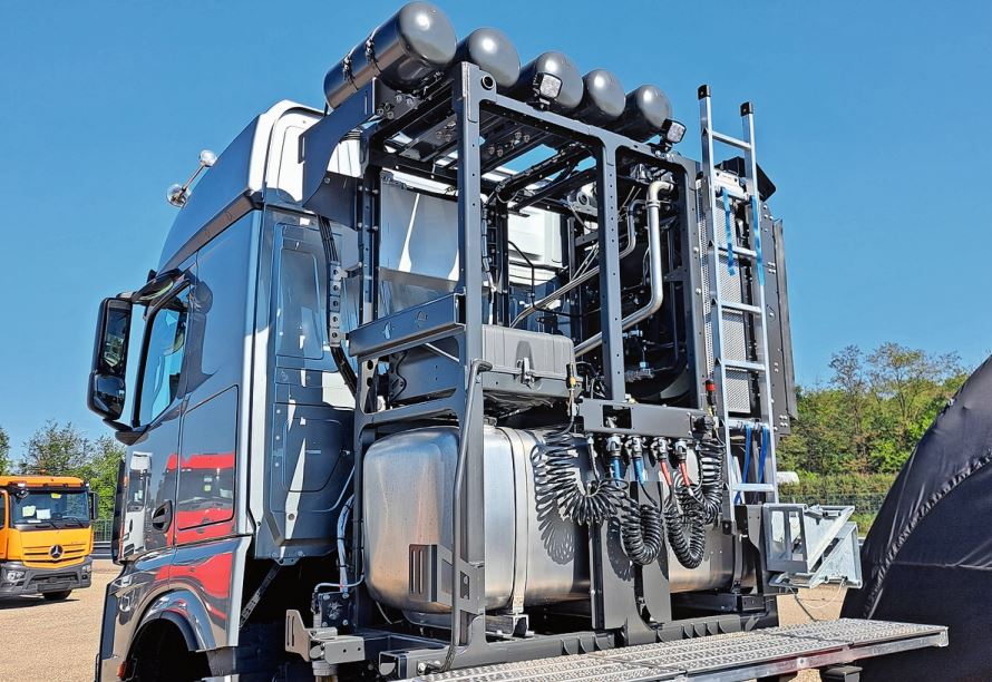 Das SLT-Gestell hinter dem Fahrerhaus beherbergt die Zusatzkühlanlage, einen 900-Liter-Treibstofftank und die Hydraulikanlage für die Aufliegerlenkung.