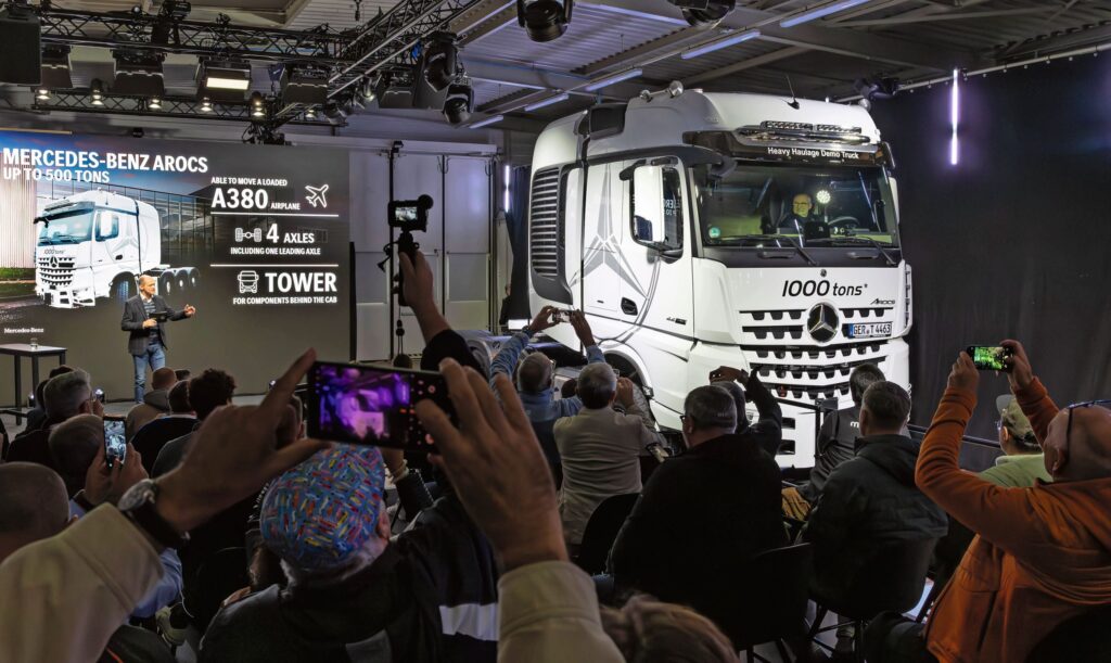 Wenn der stärkste Lkw ab Werk anrollt, ist selbst bei den abgebrühtesten Truck-Journalisten kein Halten mehr.