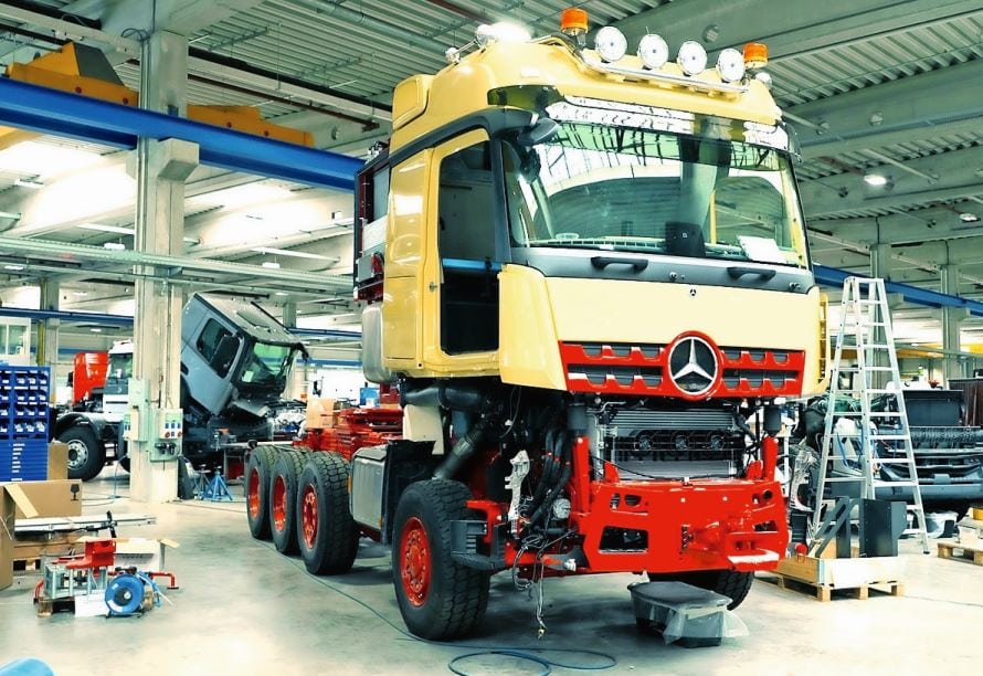 Der im Text erwähnte Arocs SLT 4463 AS 8×6 für den Schwerlastspezialisten Baumann während des Umbaus bei der Paul Nutzfahrzeuge GmbH.