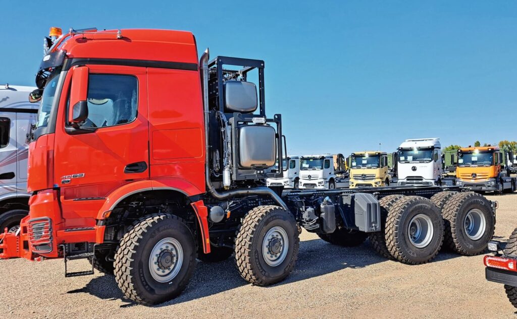 Dieses für 1000 Tonnen Zugkraft ausgelegte Vierachs-Fahrgestell ist für den Einsatz in China vorgesehen.