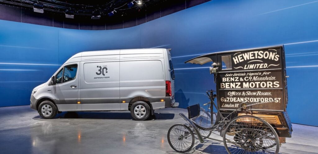 Rund 130 Jahre Transportergeschichte in einem Bild: Aktueller Mercedes-Benz eSprinter neben einem Benz «Combinations-Lieferungs-Wagen» mit Jahrgang 1899.
